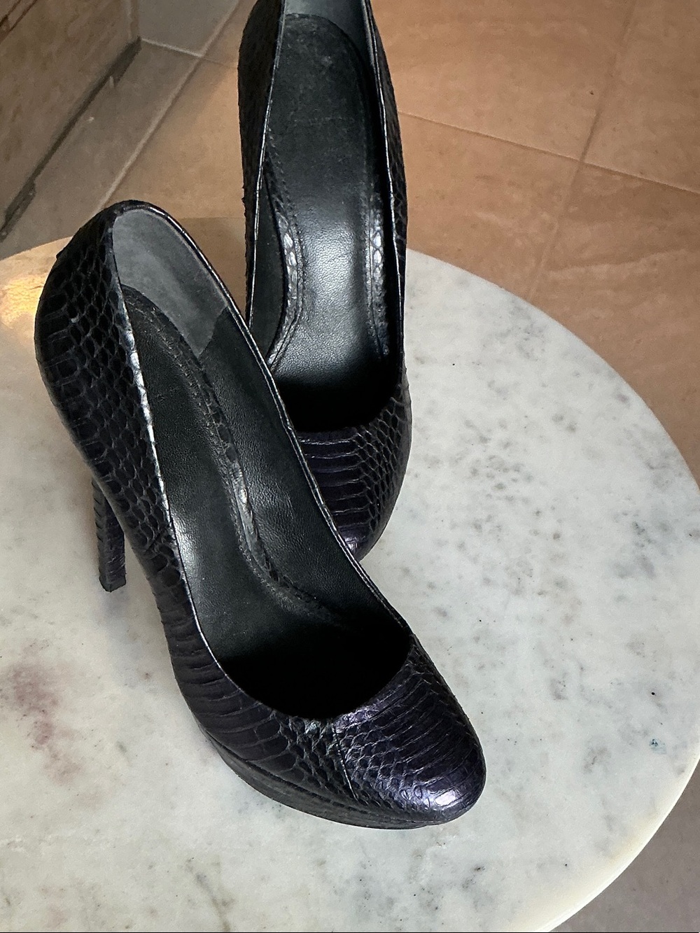 Source Unknown Black Snake-Effect High Heel Pumps